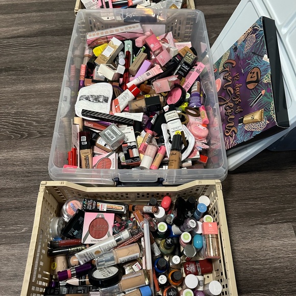 Bundle of 50 - Assorted Makeup and Skincare. Great for resellers. - Picture 4 of 4